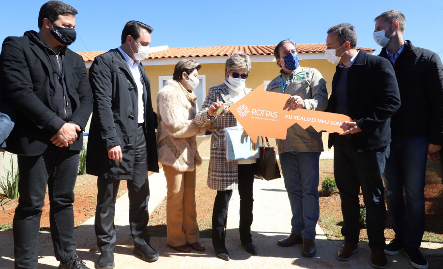 O governador Carlos Massa Ratinho Junior entregou nesta sexta-feira (30) 454 habitações do programa federal Casa Verde e Amarela em Ponta Grossa, nos Campos Gerais. O Residencial Porto Belvedere beneficia 1,8 mil pessoas na região.
Foto:Ari Dias/AEN