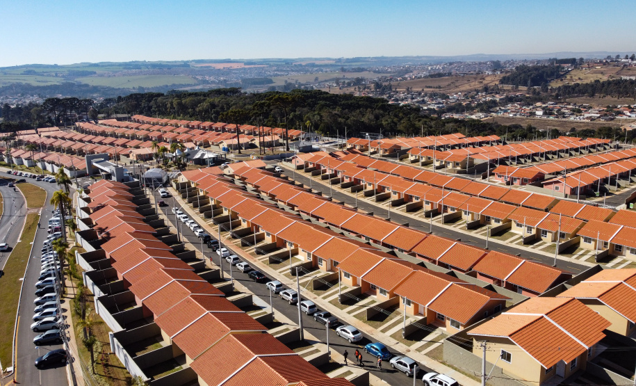 O governador Carlos Massa Ratinho Junior entregou nesta sexta-feira (30) 454 habitações do programa federal Casa Verde e Amarela em Ponta Grossa, nos Campos Gerais. O Residencial Porto Belvedere beneficia 1,8 mil pessoas na região. Foto: Jonathan Campos/AEN
