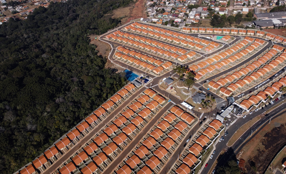 O governador Carlos Massa Ratinho Junior entregou nesta sexta-feira (30) 454 habitações do programa federal Casa Verde e Amarela em Ponta Grossa, nos Campos Gerais. O Residencial Porto Belvedere beneficia 1,8 mil pessoas na região. Foto: Jonathan Campos/AEN