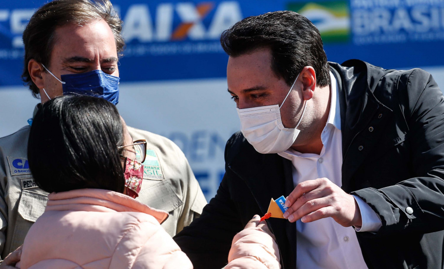 O governador Carlos Massa Ratinho Junior entregou nesta sexta-feira (30) 454 habitações do programa federal Casa Verde e Amarela em Ponta Grossa, nos Campos Gerais. O Residencial Porto Belvedere beneficia 1,8 mil pessoas na região.
Foto: Jonathan Campos/AEN