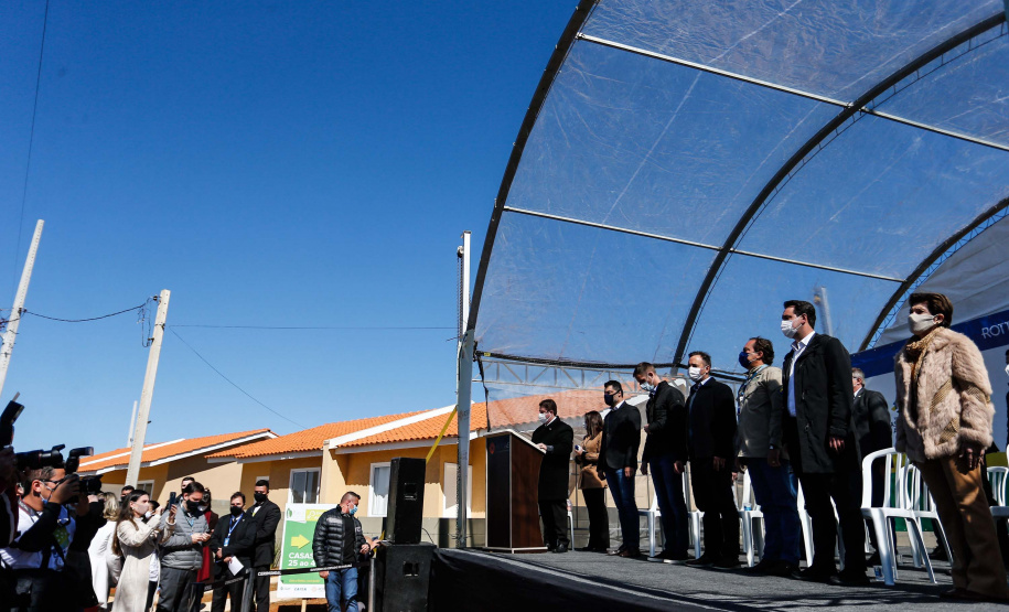 O governador Carlos Massa Ratinho Junior entregou nesta sexta-feira (30) 454 habitações do programa federal Casa Verde e Amarela em Ponta Grossa, nos Campos Gerais. O Residencial Porto Belvedere beneficia 1,8 mil pessoas na região.
Foto: Jonathan Campos/AEN