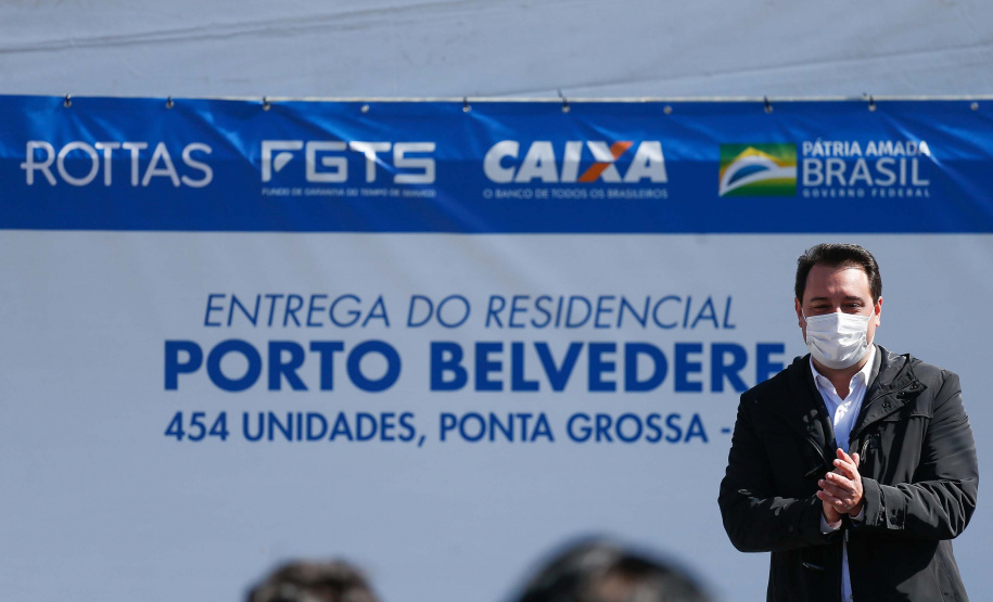 O governador Carlos Massa Ratinho Junior entregou nesta sexta-feira (30) 454 habitações do programa federal Casa Verde e Amarela em Ponta Grossa, nos Campos Gerais. O Residencial Porto Belvedere beneficia 1,8 mil pessoas na região.
Foto: Jonathan Campos/AEN