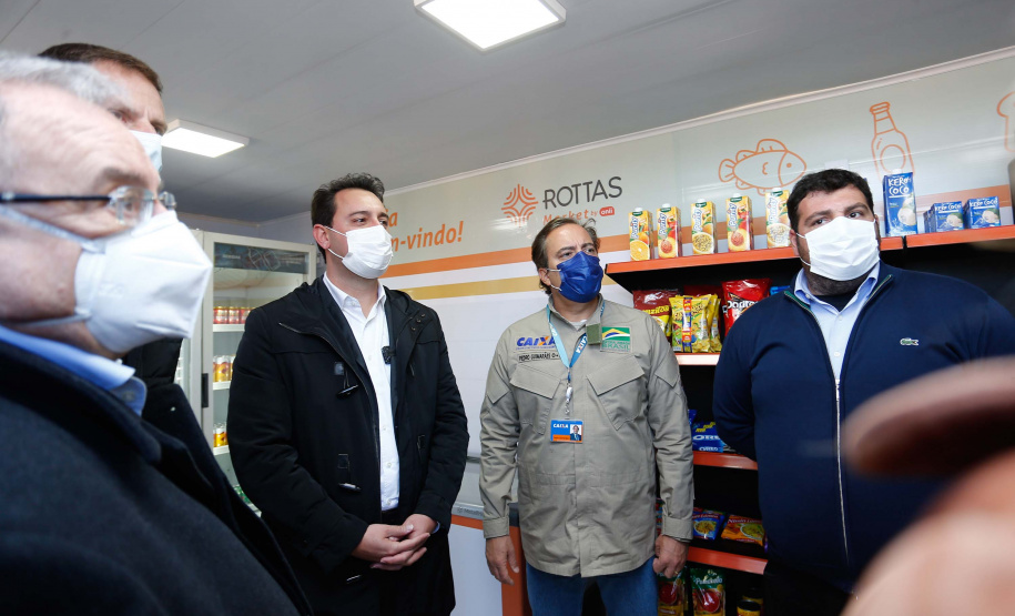 O governador Carlos Massa Ratinho Junior entregou nesta sexta-feira (30) 454 habitações do programa federal Casa Verde e Amarela em Ponta Grossa, nos Campos Gerais. O Residencial Porto Belvedere beneficia 1,8 mil pessoas na região.
Foto: Jonathan Campos/AEN