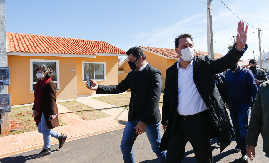 O governador Carlos Massa Ratinho Junior entregou nesta sexta-feira (30) 454 habitações do programa federal Casa Verde e Amarela em Ponta Grossa, nos Campos Gerais. O Residencial Porto Belvedere beneficia 1,8 mil pessoas na região.
Foto: Jonathan Campos/AEN