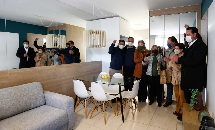 O governador Carlos Massa Ratinho Junior entregou nesta sexta-feira (30) 454 habitações do programa federal Casa Verde e Amarela em Ponta Grossa, nos Campos Gerais. O Residencial Porto Belvedere beneficia 1,8 mil pessoas na região.
Foto: Jonathan Campos/AEN