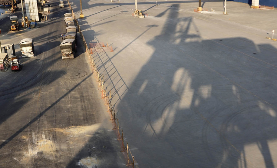 Maior produtora e exportadora de papéis para embalagens e embalagens de papel do Brasil, a Klabin iniciou as obras para a construção do seu novo terminal no cais do Porto de Paranaguá, após a assinatura da ordem para liberação dos serviços no mês de julho pela Portos do Paraná.  -  Paranaguá, 30/07/2021  -  Foto: Claudio Neves/Portos do Paraná