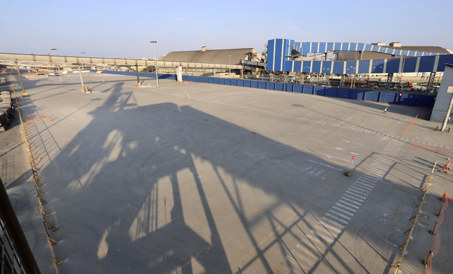 Maior produtora e exportadora de papéis para embalagens e embalagens de papel do Brasil, a Klabin iniciou as obras para a construção do seu novo terminal no cais do Porto de Paranaguá, após a assinatura da ordem para liberação dos serviços no mês de julho pela Portos do Paraná.  -  Paranaguá, 30/07/2021  -  Foto: Claudio Neves/Portos do Paraná