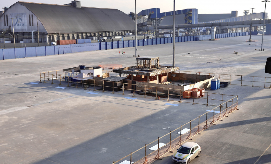 Maior produtora e exportadora de papéis para embalagens e embalagens de papel do Brasil, a Klabin iniciou as obras para a construção do seu novo terminal no cais do Porto de Paranaguá, após a assinatura da ordem para liberação dos serviços no mês de julho pela Portos do Paraná.  -  Paranaguá, 30/07/2021  -  Foto: Claudio Neves/Portos do Paraná