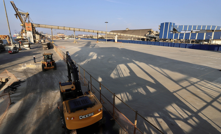 Maior produtora e exportadora de papéis para embalagens e embalagens de papel do Brasil, a Klabin iniciou as obras para a construção do seu novo terminal no cais do Porto de Paranaguá, após a assinatura da ordem para liberação dos serviços no mês de julho pela Portos do Paraná.  -  Paranaguá, 30/07/2021  -  Foto: Claudio Neves/Portos do Paraná