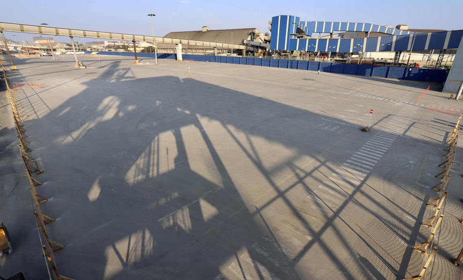 Maior produtora e exportadora de papéis para embalagens e embalagens de papel do Brasil, a Klabin iniciou as obras para a construção do seu novo terminal no cais do Porto de Paranaguá, após a assinatura da ordem para liberação dos serviços no mês de julho pela Portos do Paraná.  -  Paranaguá, 30/07/2021  -  Foto: Claudio Neves/Portos do Paraná