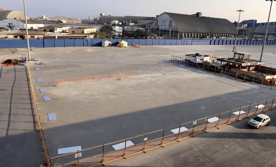 Maior produtora e exportadora de papéis para embalagens e embalagens de papel do Brasil, a Klabin iniciou as obras para a construção do seu novo terminal no cais do Porto de Paranaguá, após a assinatura da ordem para liberação dos serviços no mês de julho pela Portos do Paraná.  -  Paranaguá, 30/07/2021  -  Foto: Claudio Neves/Portos do Paraná