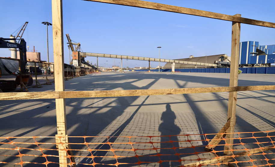 Maior produtora e exportadora de papéis para embalagens e embalagens de papel do Brasil, a Klabin iniciou as obras para a construção do seu novo terminal no cais do Porto de Paranaguá, após a assinatura da ordem para liberação dos serviços no mês de julho pela Portos do Paraná.  -  Paranaguá, 30/07/2021  -  Foto: Claudio Neves/Portos do Paraná