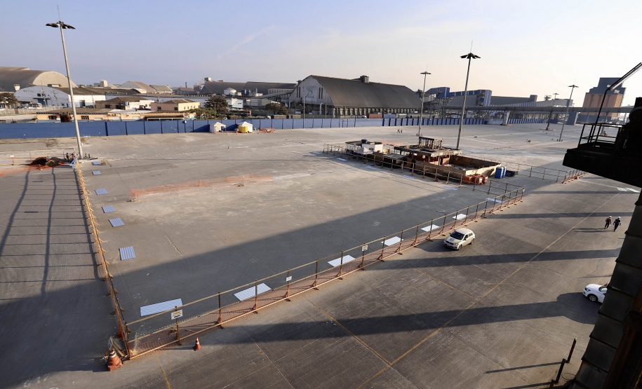 Maior produtora e exportadora de papéis para embalagens e embalagens de papel do Brasil, a Klabin iniciou as obras para a construção do seu novo terminal no cais do Porto de Paranaguá, após a assinatura da ordem para liberação dos serviços no mês de julho pela Portos do Paraná.  -  Paranaguá, 30/07/2021  -  Foto: Claudio Neves/Portos do Paraná