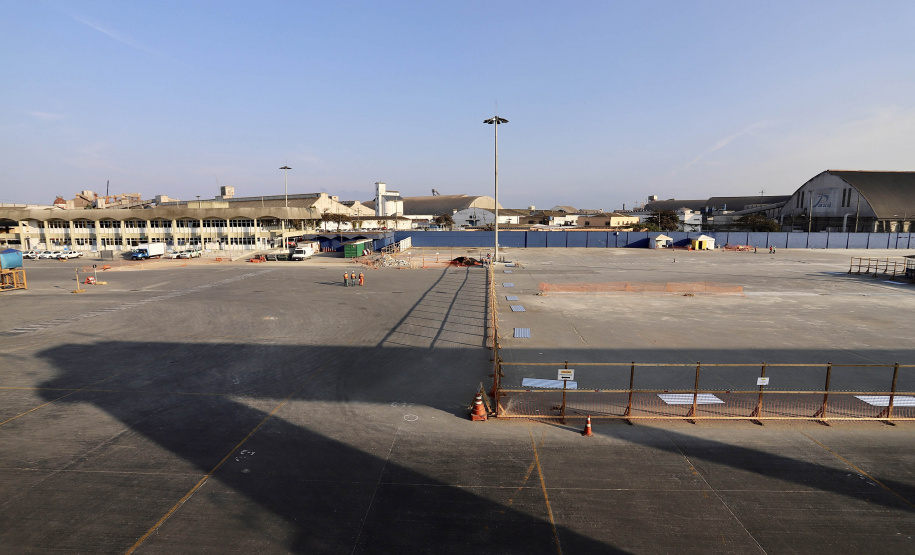 Maior produtora e exportadora de papéis para embalagens e embalagens de papel do Brasil, a Klabin iniciou as obras para a construção do seu novo terminal no cais do Porto de Paranaguá, após a assinatura da ordem para liberação dos serviços no mês de julho pela Portos do Paraná.  -  Paranaguá, 30/07/2021  -  Foto: Claudio Neves/Portos do Paraná