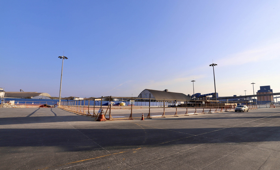 Maior produtora e exportadora de papéis para embalagens e embalagens de papel do Brasil, a Klabin iniciou as obras para a construção do seu novo terminal no cais do Porto de Paranaguá, após a assinatura da ordem para liberação dos serviços no mês de julho pela Portos do Paraná.  -  Paranaguá, 30/07/2021  -  Foto: Claudio Neves/Portos do Paraná