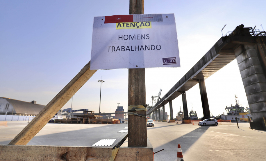 Maior produtora e exportadora de papéis para embalagens e embalagens de papel do Brasil, a Klabin iniciou as obras para a construção do seu novo terminal no cais do Porto de Paranaguá, após a assinatura da ordem para liberação dos serviços no mês de julho pela Portos do Paraná.  -  Paranaguá, 30/07/2021  -  Foto: Claudio Neves/Portos do Paraná