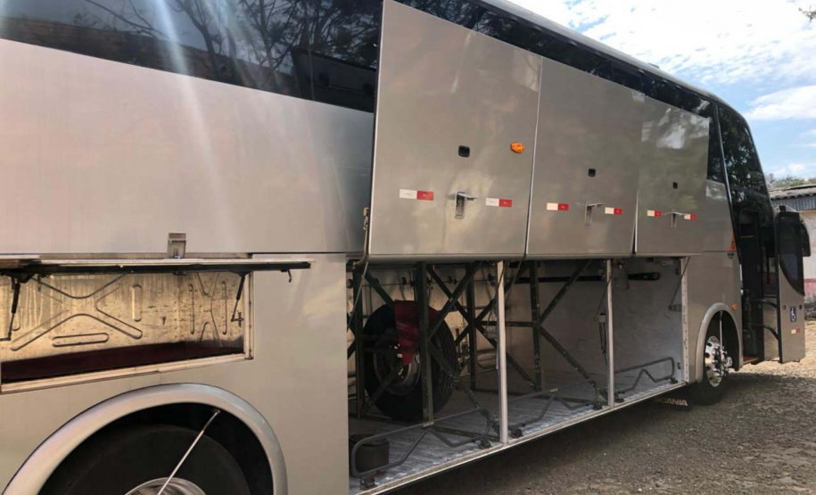 O Departamento de Trânsito do Paraná (Detran-PR) recebeu um ônibus doado pela Receita Federal, nesta segunda-feira, 26, durante viagem da diretoria à Foz do Iguaçu, no oeste do Estado. Foto: DetranPR