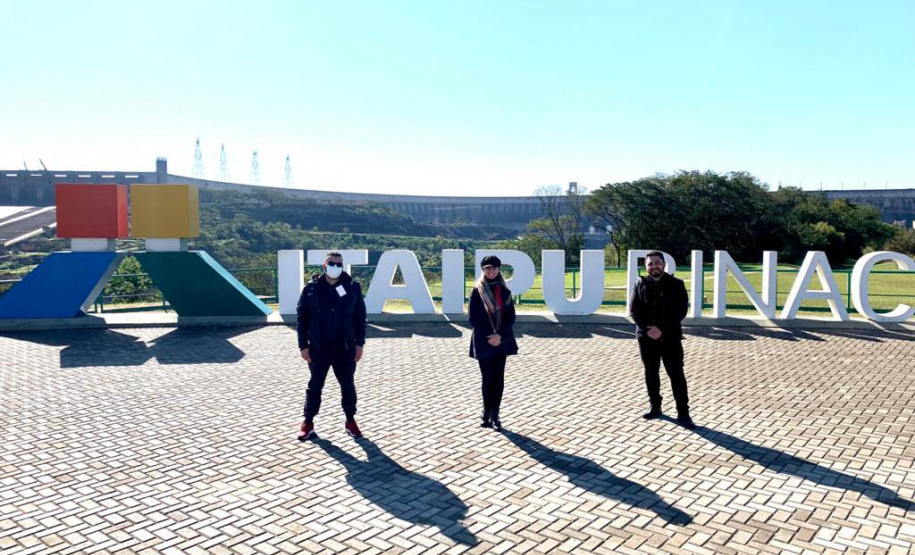 O Departamento de Trânsito do Paraná (Detran-PR) recebeu um ônibus doado pela Receita Federal, nesta segunda-feira, 26, durante viagem da diretoria à Foz do Iguaçu, no oeste do Estado. Foto: DetranPR