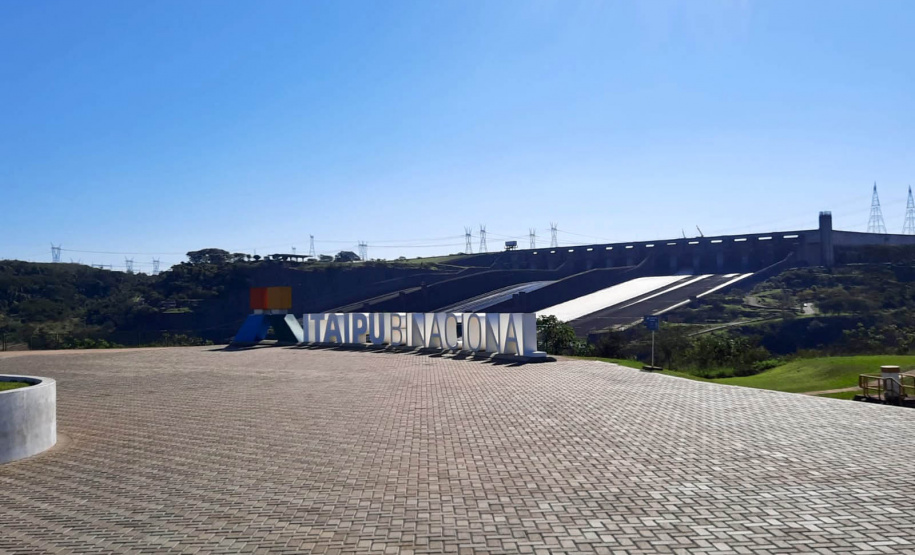O Departamento de Trânsito do Paraná (Detran-PR) recebeu um ônibus doado pela Receita Federal, nesta segunda-feira, 26, durante viagem da diretoria à Foz do Iguaçu, no oeste do Estado. Foto: DetranPR