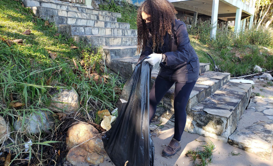 Nesta sexta-feira (30), 115 quilos de lixo foram recolhidos do manguezal, na Ilha do Teixeira, em Paranaguá. A ação integra o Programa de Monitoramento de Manguezais da Portos do Paraná. Foto: Pierpaolo Nota/ Portos do Paraná