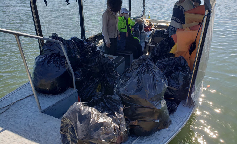 Nesta sexta-feira (30), 115 quilos de lixo foram recolhidos do manguezal, na Ilha do Teixeira, em Paranaguá. A ação integra o Programa de Monitoramento de Manguezais da Portos do Paraná. Foto: Pierpaolo Nota/ Portos do Paraná