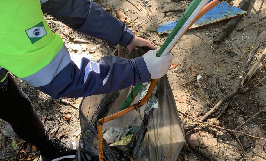Nesta sexta-feira (30), 115 quilos de lixo foram recolhidos do manguezal, na Ilha do Teixeira, em Paranaguá. A ação integra o Programa de Monitoramento de Manguezais da Portos do Paraná. Foto: Pierpaolo Nota/ Portos do Paraná