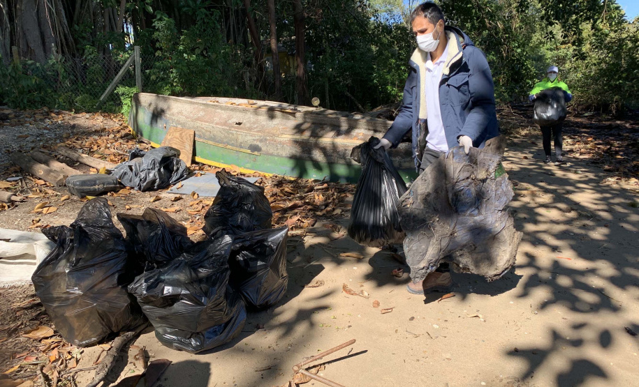 Nesta sexta-feira (30), 115 quilos de lixo foram recolhidos do manguezal, na Ilha do Teixeira, em Paranaguá. A ação integra o Programa de Monitoramento de Manguezais da Portos do Paraná. Foto: Pierpaolo Nota/ Portos do Paraná