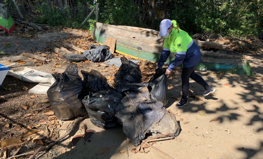 Nesta sexta-feira (30), 115 quilos de lixo foram recolhidos do manguezal, na Ilha do Teixeira, em Paranaguá. A ação integra o Programa de Monitoramento de Manguezais da Portos do Paraná. Foto: Pierpaolo Nota/ Portos do Paraná