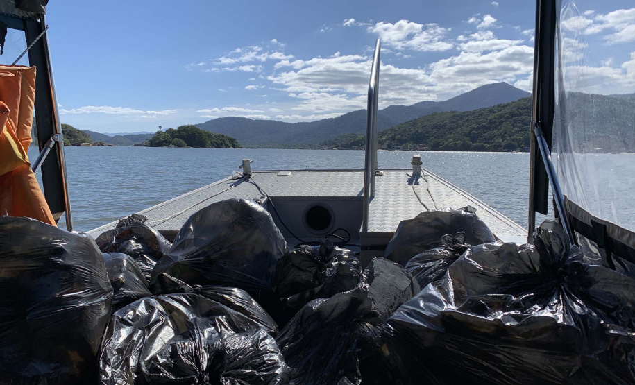 Nesta sexta-feira (30), 115 quilos de lixo foram recolhidos do manguezal, na Ilha do Teixeira, em Paranaguá. A ação integra o Programa de Monitoramento de Manguezais da Portos do Paraná. Foto: Pierpaolo Nota/ Portos do Paraná