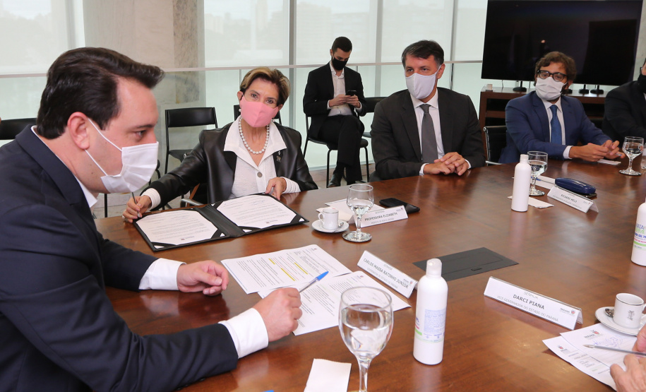 Ambev PG AMBEV - Investimento foi anunciado em solenidade com governador Carlos Massa Ratinho Junior. São R$ 370 milhões em Ponta Grossa, na unidade mais moderna da empresa no País. Há investimento de R$ 15 milhões na fábrica de refrigerantes em Almirante Tamandaré.Foto: Geraldo Bubniak/AEN