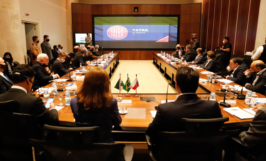 TATRA - A montadora de caminhões TatraBras, que pertence ao grupo CSG Aerospace, da República Tcheca, oficializou nesta quinta-feira (3) investimento de R$ 102 milhões até 2026 em uma planta em Ponta Grossa, na região dos Campos Gerais. O protocolo de adesão da empresa ao programa de benefícios fiscais do Paraná foi assinado pelo governador Carlos Massa Ratinho Junior e pelo presidente da empresa, Rui Lemes, no Palácio Iguaçu.- Curitiba, 03/09/2020 - Foto: Rodrigo Félix Leal