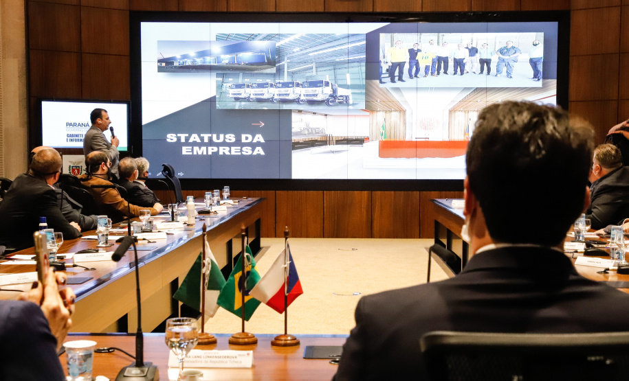 TATRA - A montadora de caminhões TatraBras, que pertence ao grupo CSG Aerospace, da República Tcheca, oficializou nesta quinta-feira (3) investimento de R$ 102 milhões até 2026 em uma planta em Ponta Grossa, na região dos Campos Gerais. O protocolo de adesão da empresa ao programa de benefícios fiscais do Paraná foi assinado pelo governador Carlos Massa Ratinho Junior e pelo presidente da empresa, Rui Lemes, no Palácio Iguaçu.- Curitiba, 03/09/2020 - Foto: Rodrigo Félix Leal