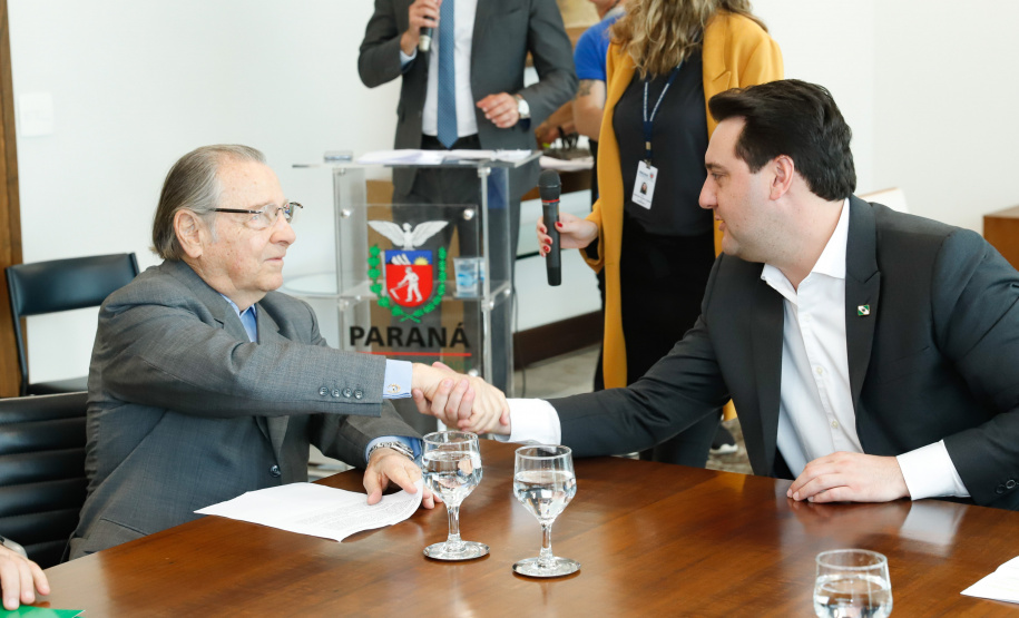 KLABIN - O Governo do Estado e a Klabin anunciaram nesta terça-feira (17) um investimento de R$ 450 milhões da empresa para obras de infraestrutura