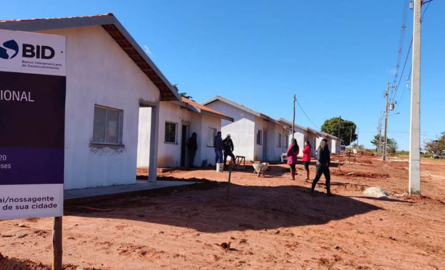 Dez famílias que vivem em condições precárias no distrito de Jangada, em Cafezal do Sul, receberão em breve as chaves de novas moradias. Nesta sexta-feira (30), técnicos da Cohapar vistoriaram a obra, que está com 70% do cronograma concluído e envolve investimentos de R$ 875 mil do Governo do Estado. (Foto: Silvio Rodacki/Cohapar)