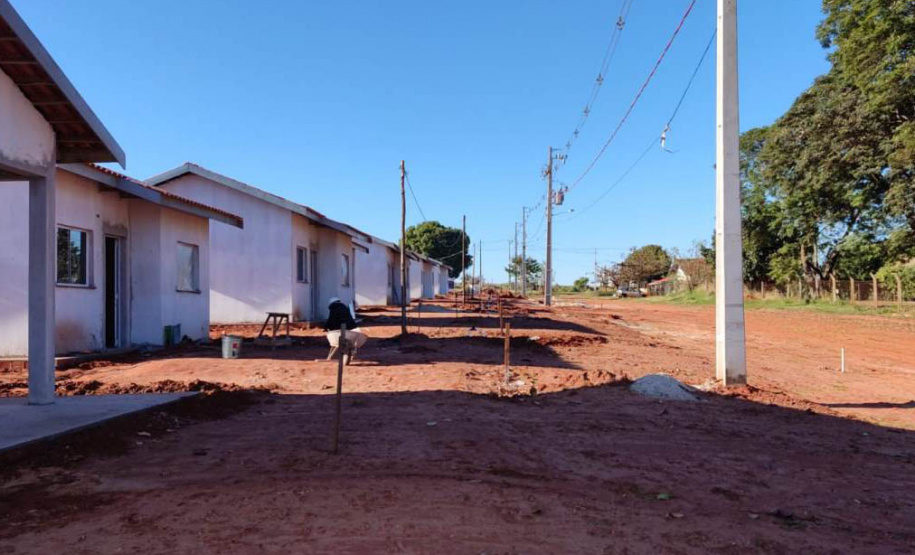 Dez famílias que vivem em condições precárias no distrito de Jangada, em Cafezal do Sul, receberão em breve as chaves de novas moradias. Nesta sexta-feira (30), técnicos da Cohapar vistoriaram a obra, que está com 70% do cronograma concluído e envolve investimentos de R$ 875 mil do Governo do Estado. (Foto: Silvio Rodacki/Cohapar)