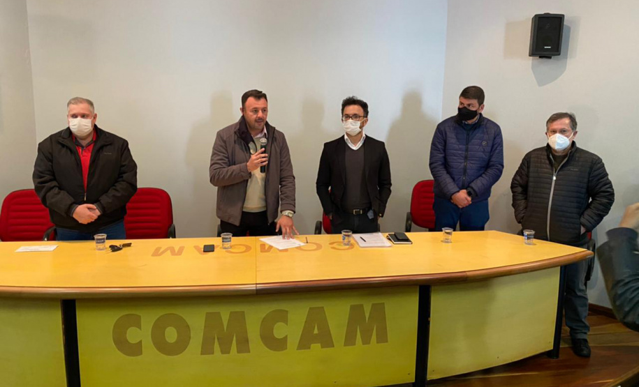 O diretor-presidente da Fomento Paraná, Heraldo Neves, e o diretor de Operações do Setor Público, Wellington Dalmaz, participaram nesta sexta, de uma reunião de trabalho da Comunidade Dos Municípios da Região de Campo Mourão – COMCAM, a convite do prefeito de Araruna, Leandro de Oliveira, presidente da entidade. Foto: Fomento Paraná