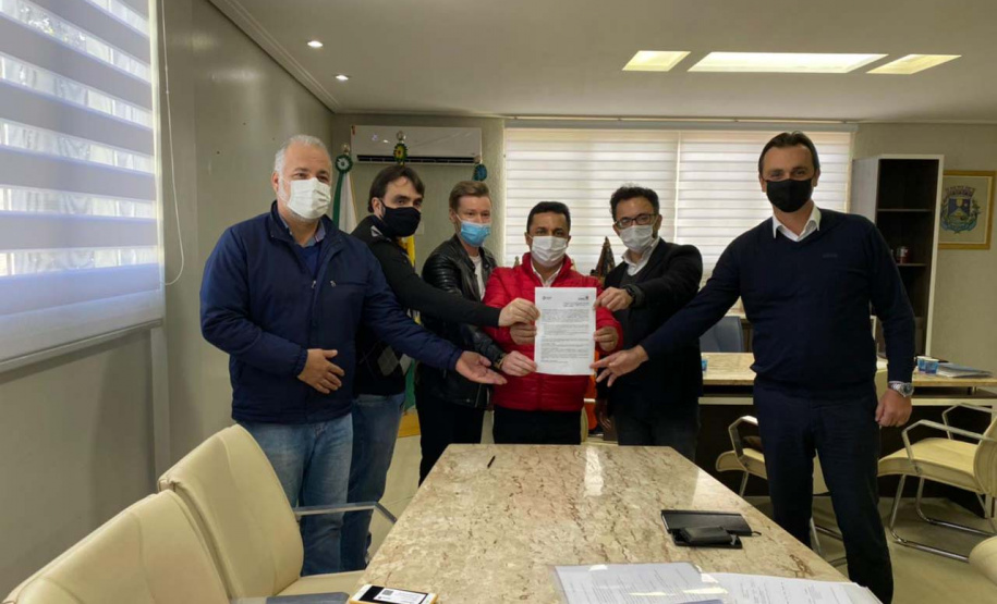 O prefeito de Goioerê, Roberto dos Reis de Lima — Betinho Lima, e o diretor-presidente da Fomento Paraná, Heraldo Neves, assinaram nesta sexta, dia 30, a renovação do acordo de cooperação técnica que permite ao município manter agentes de crédito credenciados e capacitados para ofertar as linhas de microcrédito do Banco do Empreendedor e Banco da Mulher Paranaense. Foto: Fomento Paraná