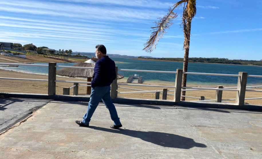 Uma nova regulamentação para o licenciamento ambiental de uso e ocupação das bordas do Reservatório Xavantes, na região do Angra Doce, será analisada pela Secretaria do Desenvolvimento Sustentável e do Turismo (Sedest). O anúncio foi feito pelo secretário da pasta, Márcio Nunes, durante visita no município de Carlópolis, nesta quinta-feira (29).  -  Curitiba, 29/07/2021  -  Foto: SEDEST