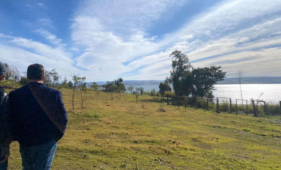 Uma nova regulamentação para o licenciamento ambiental de uso e ocupação das bordas do Reservatório Xavantes, na região do Angra Doce, será analisada pela Secretaria do Desenvolvimento Sustentável e do Turismo (Sedest). O anúncio foi feito pelo secretário da pasta, Márcio Nunes, durante visita no município de Carlópolis, nesta quinta-feira (29).  -  Curitiba, 29/07/2021  -  Foto: SEDEST