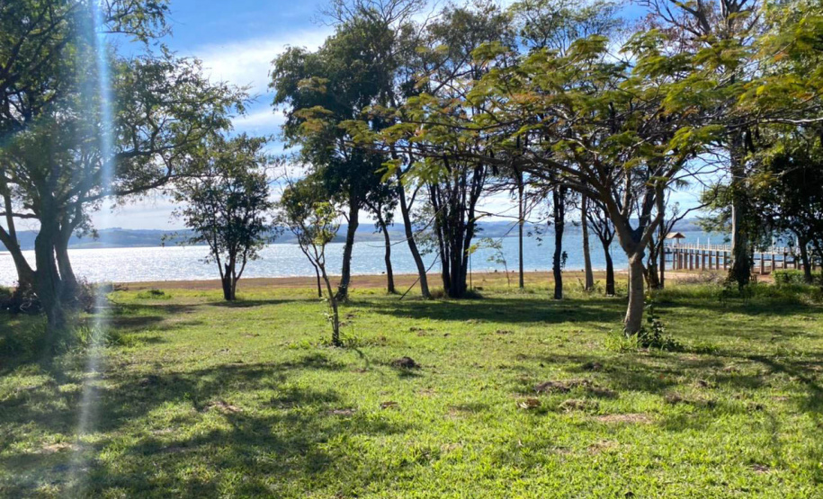 Uma nova regulamentação para o licenciamento ambiental de uso e ocupação das bordas do Reservatório Xavantes, na região do Angra Doce, será analisada pela Secretaria do Desenvolvimento Sustentável e do Turismo (Sedest). O anúncio foi feito pelo secretário da pasta, Márcio Nunes, durante visita no município de Carlópolis, nesta quinta-feira (29).  -  Curitiba, 29/07/2021  -  Foto: SEDEST