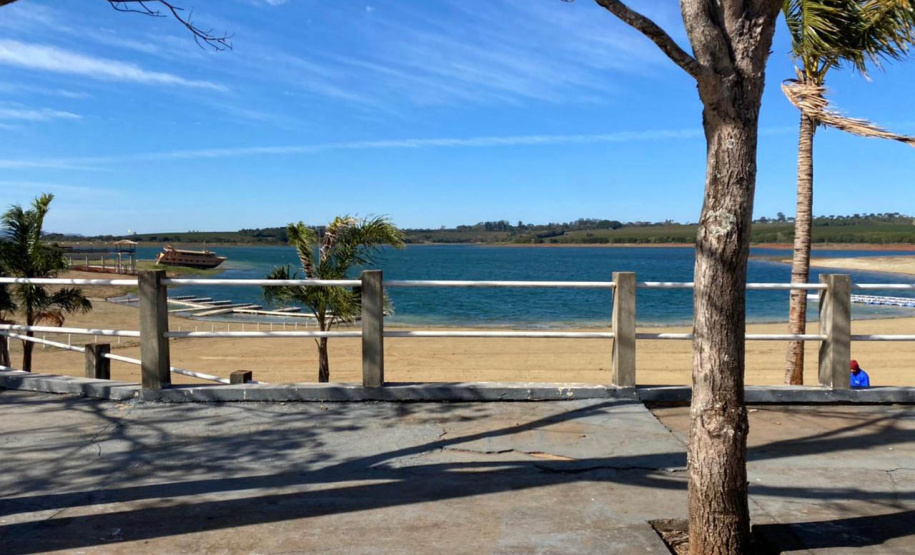 Uma nova regulamentação para o licenciamento ambiental de uso e ocupação das bordas do Reservatório Xavantes, na região do Angra Doce, será analisada pela Secretaria do Desenvolvimento Sustentável e do Turismo (Sedest). O anúncio foi feito pelo secretário da pasta, Márcio Nunes, durante visita no município de Carlópolis, nesta quinta-feira (29).  -  Curitiba, 29/07/2021  -  Foto: SEDEST