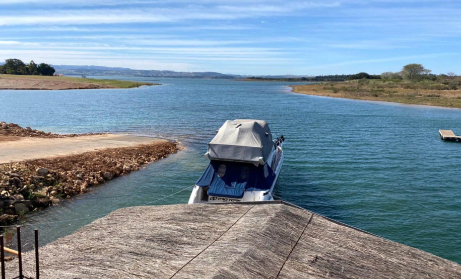 Uma nova regulamentação para o licenciamento ambiental de uso e ocupação das bordas do Reservatório Xavantes, na região do Angra Doce, será analisada pela Secretaria do Desenvolvimento Sustentável e do Turismo (Sedest). O anúncio foi feito pelo secretário da pasta, Márcio Nunes, durante visita no município de Carlópolis, nesta quinta-feira (29).  -  Curitiba, 29/07/2021  -  Foto: SEDEST
