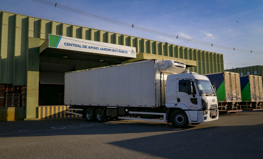 Um total de 329.380 doses de vacinas contra a Covid-19 já estão no Centro de Medicamentos do Paraná (Cemepar), em Curitiba. O lote, que desta vez foi encaminhado pelo Ministério da Saúde via terrestre, chegou na tarde deste sábado (31), às 16 horas.
Foto Gilson Abreu/AEN