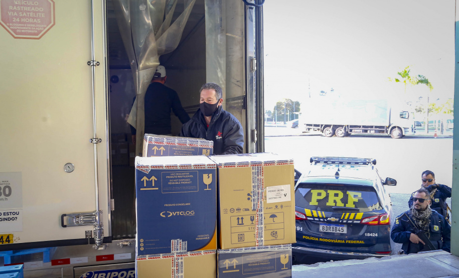 Um total de 329.380 doses de vacinas contra a Covid-19 já estão no Centro de Medicamentos do Paraná (Cemepar), em Curitiba. O lote, que desta vez foi encaminhado pelo Ministério da Saúde via terrestre, chegou na tarde deste sábado (31), às 16 horas.
Foto Gilson Abreu/AEN