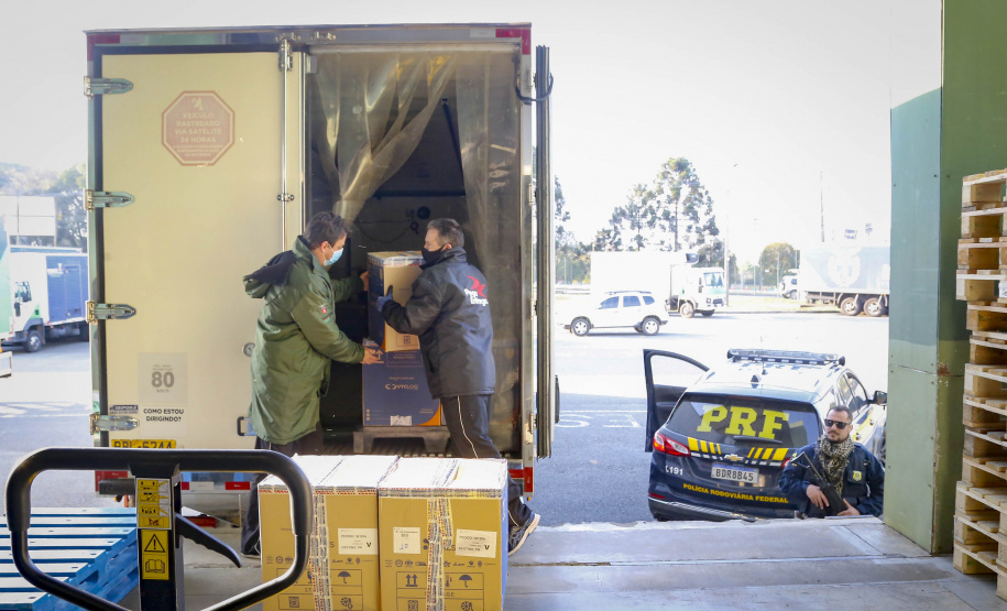 Um total de 329.380 doses de vacinas contra a Covid-19 já estão no Centro de Medicamentos do Paraná (Cemepar), em Curitiba. O lote, que desta vez foi encaminhado pelo Ministério da Saúde via terrestre, chegou na tarde deste sábado (31), às 16 horas.
Foto Gilson Abreu/AEN
