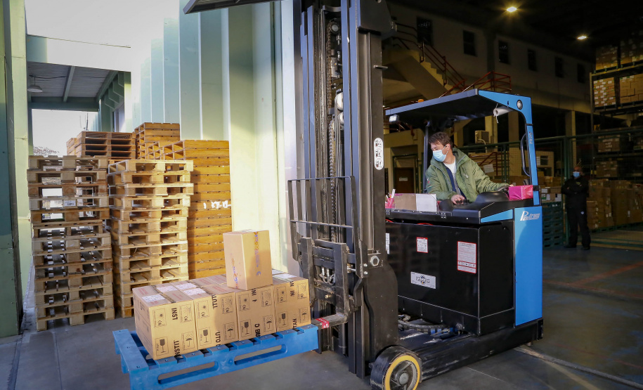 Um total de 329.380 doses de vacinas contra a Covid-19 já estão no Centro de Medicamentos do Paraná (Cemepar), em Curitiba. O lote, que desta vez foi encaminhado pelo Ministério da Saúde via terrestre, chegou na tarde deste sábado (31), às 16 horas.
Foto Gilson Abreu/AEN