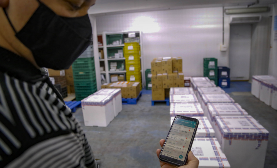 Um total de 329.380 doses de vacinas contra a Covid-19 já estão no Centro de Medicamentos do Paraná (Cemepar), em Curitiba. O lote, que desta vez foi encaminhado pelo Ministério da Saúde via terrestre, chegou na tarde deste sábado (31), às 16 horas.
Foto Gilson Abreu/AEN