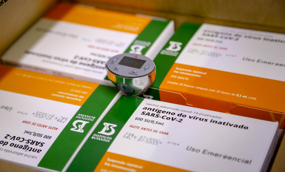 Um total de 329.380 doses de vacinas contra a Covid-19 já estão no Centro de Medicamentos do Paraná (Cemepar), em Curitiba. O lote, que desta vez foi encaminhado pelo Ministério da Saúde via terrestre, chegou na tarde deste sábado (31), às 16 horas.Foto Gilson Abreu/AEN