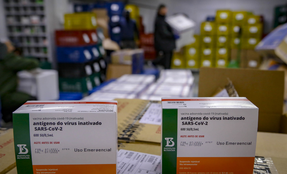 Um total de 329.380 doses de vacinas contra a Covid-19 já estão no Centro de Medicamentos do Paraná (Cemepar), em Curitiba. O lote, que desta vez foi encaminhado pelo Ministério da Saúde via terrestre, chegou na tarde deste sábado (31), às 16 horas.Foto Gilson Abreu/AEN