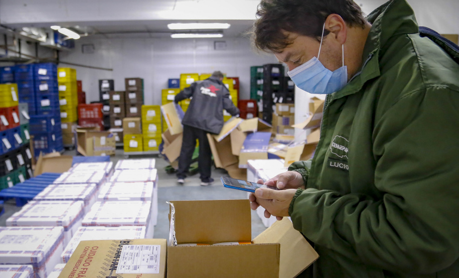 Um total de 329.380 doses de vacinas contra a Covid-19 já estão no Centro de Medicamentos do Paraná (Cemepar), em Curitiba. O lote, que desta vez foi encaminhado pelo Ministério da Saúde via terrestre, chegou na tarde deste sábado (31), às 16 horas.
Foto Gilson Abreu/AEN